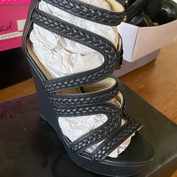 Black strappy wedge - Picture 1 of 1